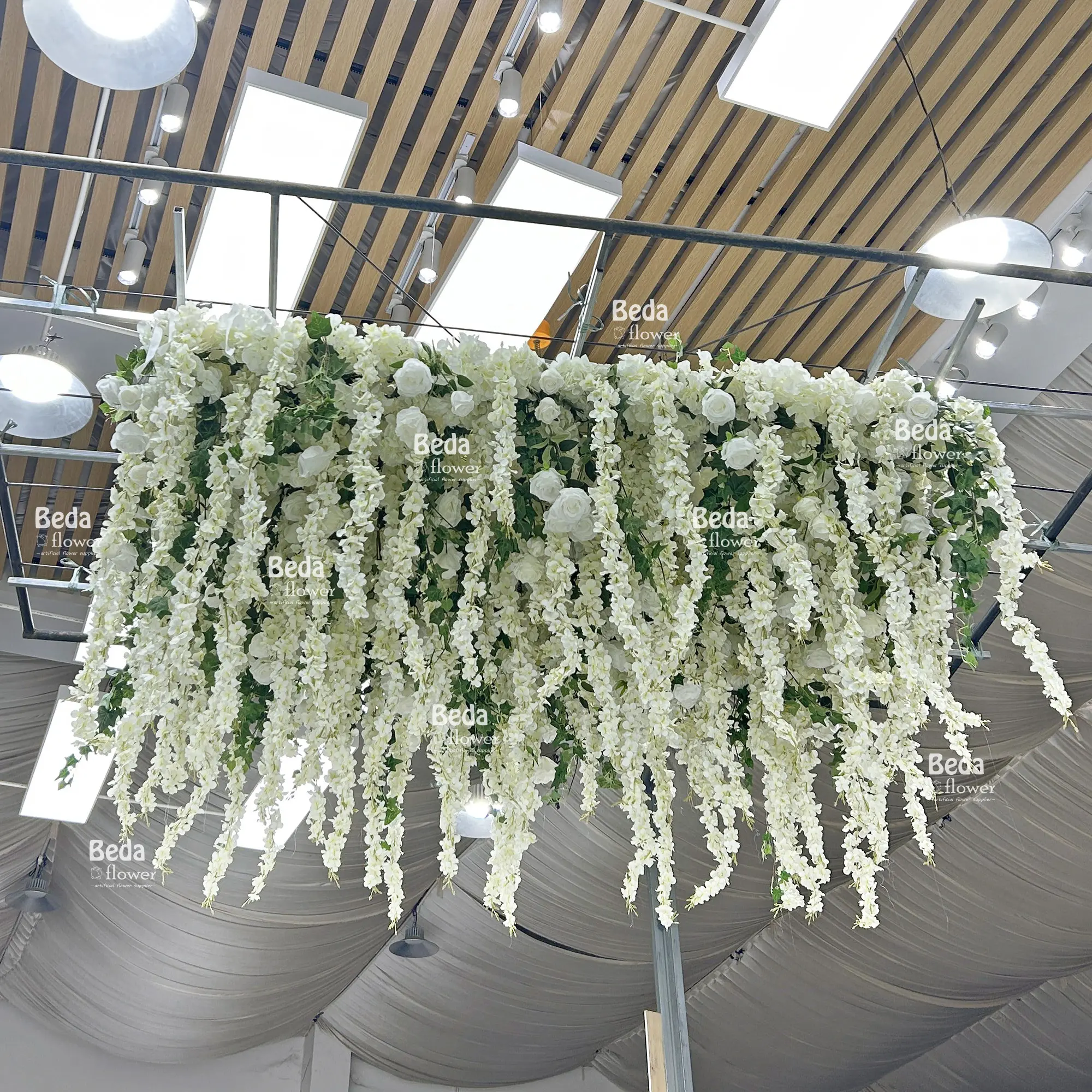 ホット造花結婚式の装飾結婚式の段階の装飾のために装飾的な天井をぶら下げている白いバラの藤
