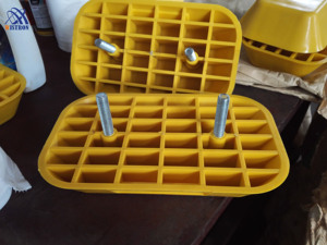 Borne de signalisation routière en plastique surélevée, réfléchissante, à remplissage de sable, avec pieds - Product Image 6