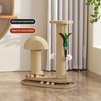 Griffoir vertical pour chat en gros avec deux poteaux, pistes à balles superposées, balles suspendues et plume interactive pour jeu en intérieur