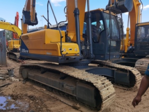 รถขุดไฮดรอลิกมือสอง Hyundai 220-9S พร้อมระบบไฮดรอลิกเดิมๆ ครบชุด สำหรับงานถนนและโครงการก่อสร้าง - Product Image 2