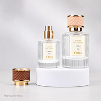 Flacon de parfum en verre côtelé vertical de haute qualité 30ml 50ml avec bouchon à vis, rechargeable, pour emballage de soins de la peau, en stock, avec étiquette