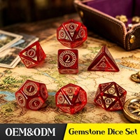 Ensemble de dés en verre rouge poli à la main de haute qualité, pierres précieuses, motif magique incrusté d'or, personnalisable OEM pour collection de jeux de rôle de table