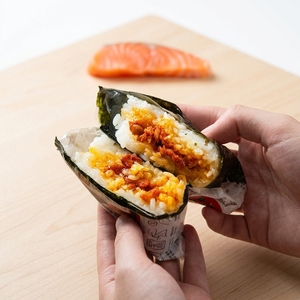 Snack Giapponese all'Ingrosso Sushi Triangolare Onigiri con Calamari, Polpa di Granchio e Tonno - Product Image 2
