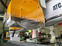 Centre d'usinage CNC intelligent à 4 axes pour le travail du bois, machine de fraisage et de sculpture de panneaux de portes de meubles avec changeur d'outils automatique (ATC)