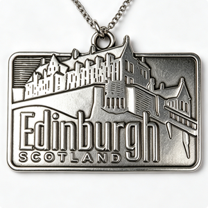 Pin Metálico de Recuerdo de Edimburgo, Escocia, Plateado, Rectangular, con Diseño en Relieve del Paisaje Urbano, Aleación de Zinc Fundida a Presión - Product Image 1
