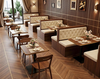 Ensemble de mobilier commercial pour restaurant : table en bois massif et chaises en cuir, design intérieur personnalisé de luxe pour projets hôteliers et industriels