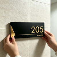 Plaque de porte en acrylique noir élégante personnalisée en usine, utilisation moderne et minimaliste pour les bureaux, les résidences, les hôtels et les appartements