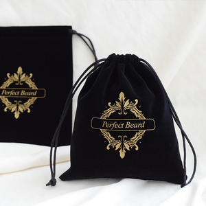 Pochette en velours floqué noir recyclable et portable avec logo imprimé or, sac à cordon personnalisé pour bijoux - Product Image 3