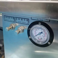 Machine de remplissage verticale pneumatique manuelle haute performance pour pâte de tomate avec trémie à valve rotative