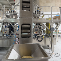 Machine de remplissage et de scellage automatique multi-têtes pour coupelles de sauce, biscuits et pâtes, avec balance intégrée