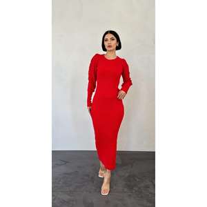 Robe pull moulante rouge en maille avec fente, col rond, manches longues, taille naturelle pour femme - Product Image 6