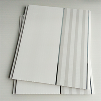 Dalles de plafond en PVC pour faux plafond de bureau, ignifuges et résistantes à l'humidité, avec design de grille pour hôtels et cuisines