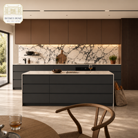 Meubles de cuisine sur mesure bicolores, brun mocha en haut, gris ardoise en bas, marbre Arabescato, sans poignées, OEM Villa Factory