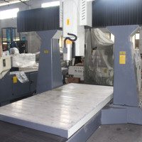 Machine de gravure automatique CNC à portique 4 axes BD-1325 pour la fabrication de statues de Spiderman grandeur nature en fibre de verre, de sculptures de héros de film en résine et de moules.