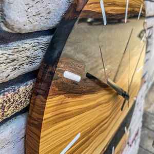 Reloj de Pared de Resina y Madera de Primera Calidad con Textura Suave y Combinación Rústica Moderna, Perfecto para Decoración del Hogar o la Oficina - Product Image 6