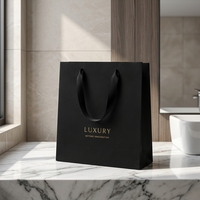 Sac cadeau de luxe noir en papier ondulé magnétique avec poignée en ruban satiné et design de logo CMYK
