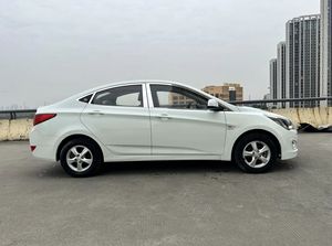 Hoge kwaliteit gebruikte 2016 Hyundai Reina 1.4L GLS handgeschakeld Smart model 5-persoons sedan benzine auto - Product Image 2