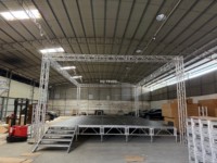 Système d'équipement de scène mobile pour événements avec structure en aluminium, plateforme d'éclairage et podium, scène en aluminium pour spectacles de rue