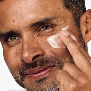 Loción Facial Hidratante para Hombre Lance Private Label con Ácido Hialurónico, <span class=keywords><strong>Urea</strong></span> y Glicerina, Humectante Facial para Pieles Más Secas - Product Image 2