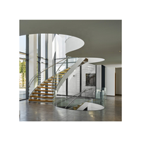 Villa de luxe, escalier intérieur incurvé, garde-corps intérieur en verre, acier, bois, escalier incurvé