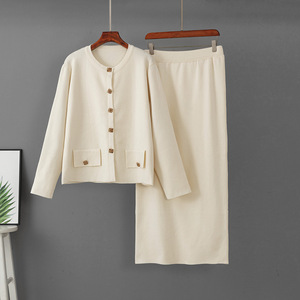 Ensemble deux pièces en tricot douillet pour femmes, haut à manches longues uni, jupe respirante, tenue moderne pour la maison, le bureau, le quotidien et les vacances - Product Image 5