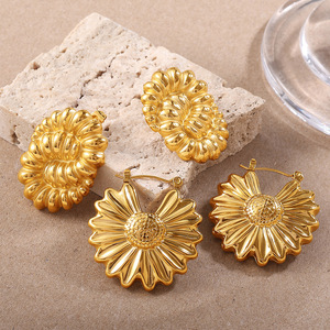 Boucles d'oreilles clous fleuris plaqué or 18 carats en alliage de zinc et acier inoxydable, design irrégulier, bijoux de mode - Product Image 3