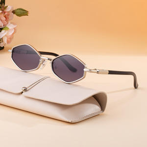 Lunettes de soleil polygonales Soho pour femmes, protection UV400, classe 2, monture en plastique et métal, couleur noire, avec étui - Product Image 1