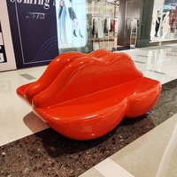 Op maat gemaakte FRP creatieve lippenstiftvormige buitenstoel voor park, plein, winkelcentrum, luchthaven, combinatie van harsbank en zitkussen