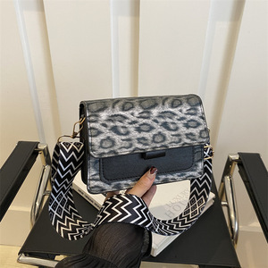 กระเป๋าถือสะพายไหล่เดียว2023กระเป๋าผู้หญิง, กระเป๋าเทรนด์เกาหลีเรียบง่ายสีตัดกันจุของได้มาก - Product Image 2