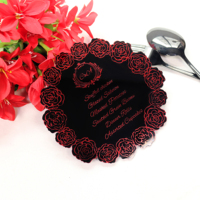 Premium Schwarze Spiegel-Acryl-Menükarte mit Heißprägung Rotem Text Rosen-Blumenmuster Unregelmäßiger Wellenkanten-Design Hochzeitstisch-Menü