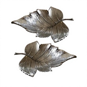 Ensemble de 2 plats en aluminium couleur argent en forme de feuille pour servir des dattes et des friandises, destiné aux grossistes et fournisseurs - Product Image 1