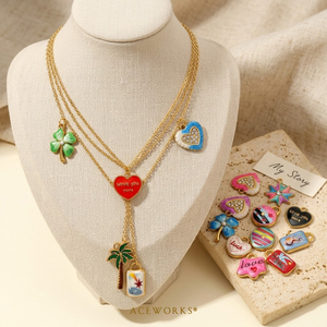 แกลเลอรี Pop Expressions จี้ห้อยสแตนเลสสตีลสำหรับเด็ก ชุบทอง 18K PVD  ลายเคลือบสีรูปหัวใจ ดาว และข้อความ - Product Image 5
