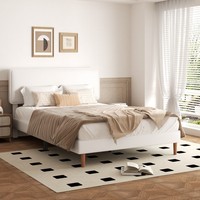 Lit de chambre élégant à dossier large avec une silhouette courbée lisse et une base basse simple pour une décoration intérieure classique