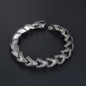 Pulsera de Acero de Titanio con Diseño de Espiga y Patrón Escalonado, Joyería Punk para Hombre CE246 - Product Image 2