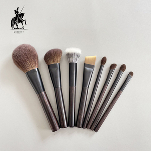 Ensemble de pinceaux de maquillage cosmétiques à manche en bois de santal et poils de chèvre, marque privée, 8 pièces - Product Image 1