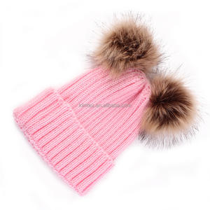 Tuque de bonnet d'hiver tricoté <span class=keywords><strong>en</strong></span> acrylique chaud de haute qualité avec <span class=keywords><strong>fausse</strong></span> <span class=keywords><strong>fourrure</strong></span> deux pompons - Product Image 5