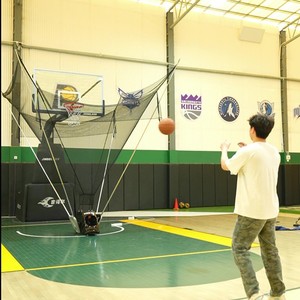 Máquina portátil automática para servir balones de baloncesto con velocidad y frecuencia ajustables, con red de retorno para entrenamiento. - Product Image 2