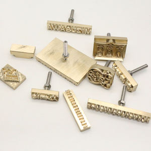 2023 हॉट सेलिंग कस्टम डिजाइन से उभरा पीतल का स्टैम्प धातु उत्कीर्ण पत्र लकड़ी के चमड़े के मोल्ड्स पर लोगो के लिए ग्राफिक राशि - Product Image 2