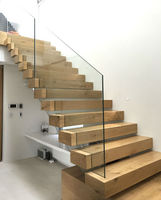 Escalier flottant intérieur en bois avec contremarche invisible murale et balustrade en verre