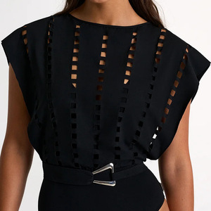 Maillot de bain une pièce noir pour femme, à découpes, manches courtes, avec ceinture à boucle métallique, effet ventre plat, vente en gros, vêtements de plage - Product Image 3