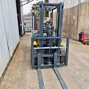 Montacargas Komatsu Usado de Alta Calidad, Capacidad de Carga de 2.5 Toneladas, Montacargas Diésel, Elevación de 3 m, Montacargas de Batería con Accesorios - Product Image 2