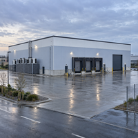 Bâtiment préfabriqué en structure d'acier, entrepôt à grande portée avec bureau et auvent latéral