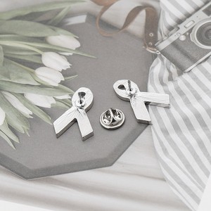 La spilla con nastro rosso e blu più venduta in Europa e America per il Giorno Mondiale, con il logo promozionale di Ocean Co. - Product Image 4