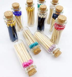 様々な色のマッチが入った背の高い透明ガラス瓶、天然コルク蓋付き安全マッチ - Product Image 6