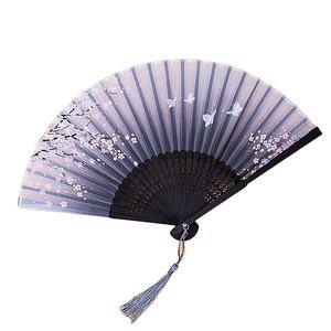 Éventail pliant japonais en bambou sculpté, style antique, idéal pour mariage, avec pompon décoratif, fait main – Grande Vente - Product Image 3