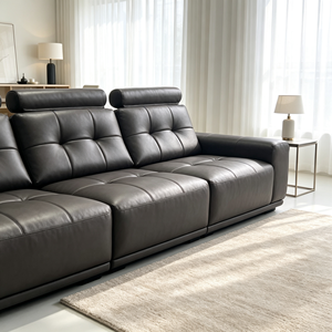 Sofá Moderno de Tres Plazas en Cuero Sintético Negro con Brazos Acolchados y Diseño Acolchado para Sala de Estar - Product Image 4