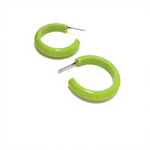 Pendientes de Aro de Resina Acrílica Verde Chartreuse Hechos a Mano, de Alta Calidad, Unisex, Joyería Moderna y Elegante para Mujer - Product Image 1