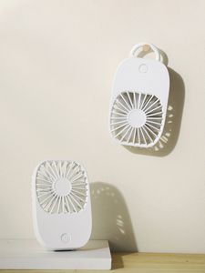 Mini ventilador portátil de mano de escritorio recargable por USB con un soporte de hebilla de Montañismo para evitar golpes de calor - Product Image 5