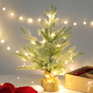 Vente en gros d'arbres de Noël artificiels pré-éclairés de 48/60 cm, mini arbres de Noël floqués de neige pour table, avec base enveloppée de toile de jute et lumières LED - Product Image 4