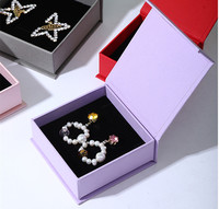 Boîte cadeau carrée rigide magnétique avec doublure en éponge pour bracelets, bagues, colliers et petit emballage blanc recyclable